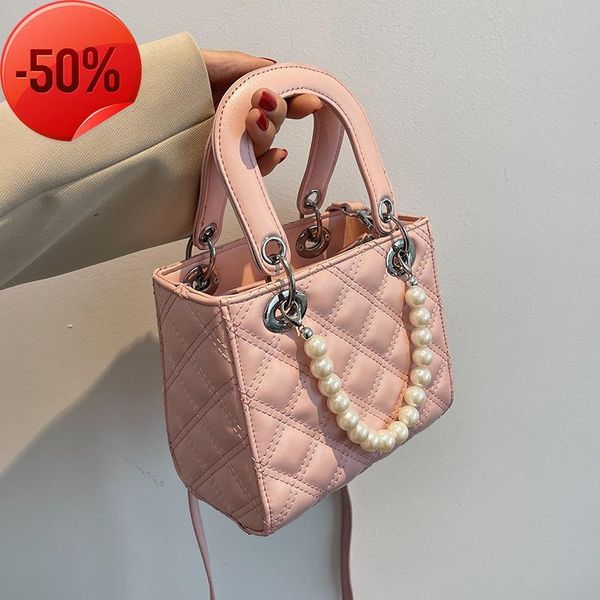 the factory directly this year's popular female 2022 summer new msenger pearl fashion portable princs bag
the factory directly this year's popular female 2022 summer new msenger pearl fashion portable princs bag