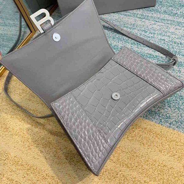 outlet cowhide women's bag new one shoulder slant cross handbag alligator hourglass bag small square bag
outlet cowhide women's bag new one shoulder slant cross handbag alligator hourglass bag small square bag