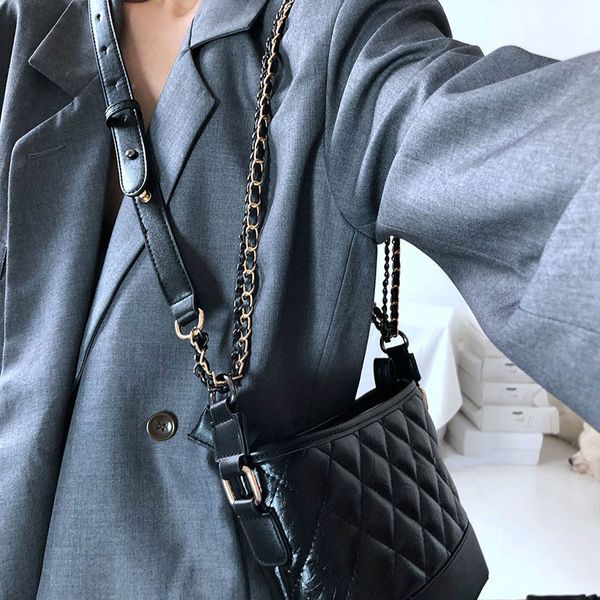 designer bags women's new 2022 fashion lingge black stray simple versatile chain one shoulder messenger
designer bags women's new 2022 fashion lingge black stray simple versatile chain one shoulder messenger