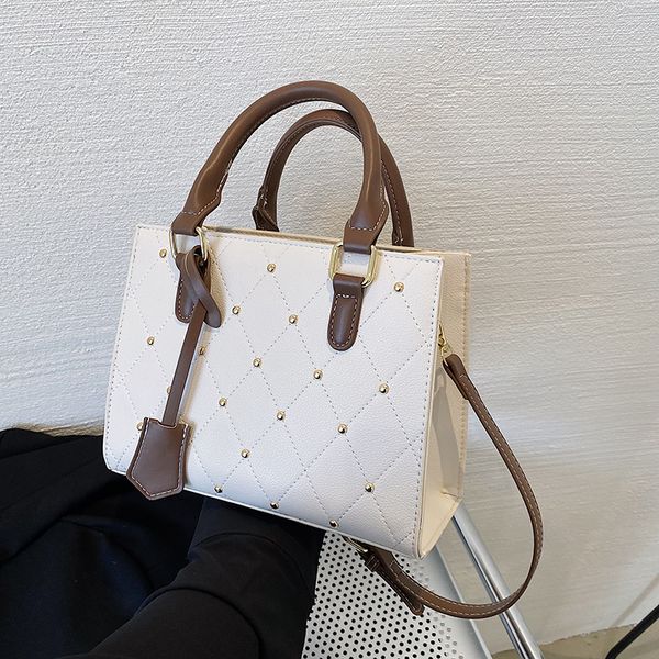 2022 pu leather crossbody bags for women rivet female shoulder handbags solid style purses travel cross body bag
2022 pu leather crossbody bags for women rivet female shoulder handbags solid style purses travel cross body bag