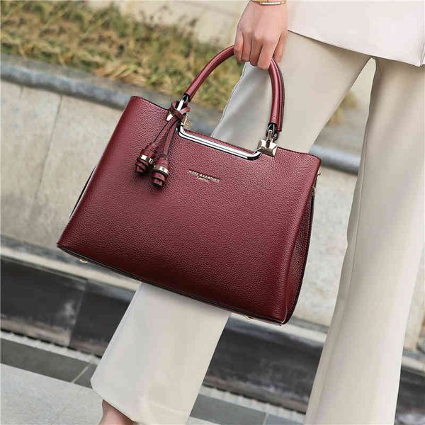 designer handbags fashion large capacity foreign style women's bag 2022 new autumn and winter atmosphere single shoulder hand messenger
designer handbags fashion large capacity foreign style women's bag 2022 new autumn and winter atmosphere single shoulder hand messenger