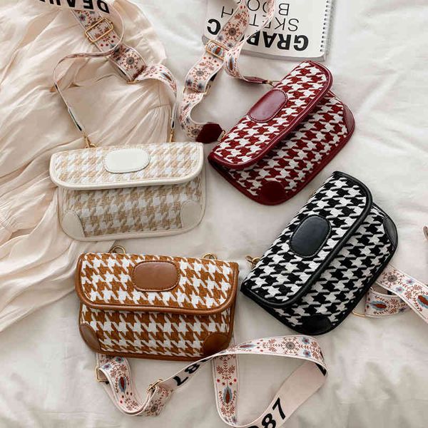 2022 factory wholesale new women's spring korean version ins versatile fashion plaid wide strap envelope single shoulder diagonal bag
2022 factory wholesale new women's spring korean version ins versatile fashion plaid wide strap envelope single shoulder diagonal bag