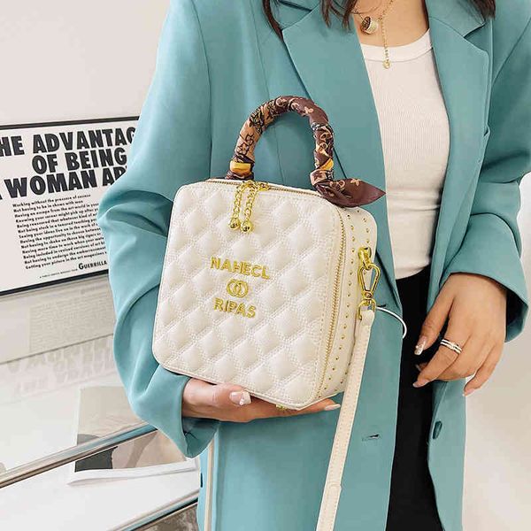 bag female 2022 spring french minority texture msenger handbag shoulder fashion atmosphere perfume box designer bags
bag female 2022 spring french minority texture msenger handbag shoulder fashion atmosphere perfume box designer bags
