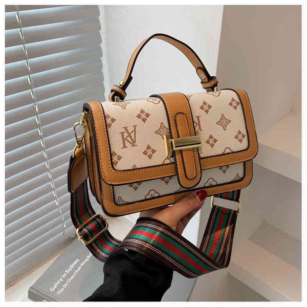 high sense female printed net red popular broadband one shoulder small square bag
high sense female printed net red popular broadband one shoulder small square bag