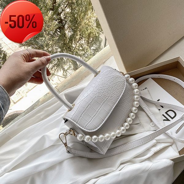 luxury designersimple pattern 2022 new c home texture portable single shoulder women's cross messenger fashion ins small square bag
luxury designersimple pattern 2022 new c home texture portable single shoulder women's cross messenger fashion ins small square bag