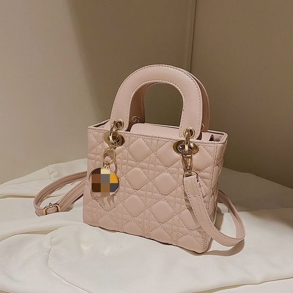 designer bags live broadcast goods women's 2022 new fashion embroidered thread lingge princess diana messenger handbag
designer bags live broadcast goods women's 2022 new fashion embroidered thread lingge princess diana messenger handbag