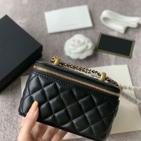 vintage two little balls vanity box bags aged gold metal hardware matelasse chain crossbody shoulder purse cosmetic case handbags 18cm/11cm
vintage two little balls vanity box bags aged gold metal hardware matelasse chain crossbody shoulder purse cosmetic case handbags 18cm/11cm