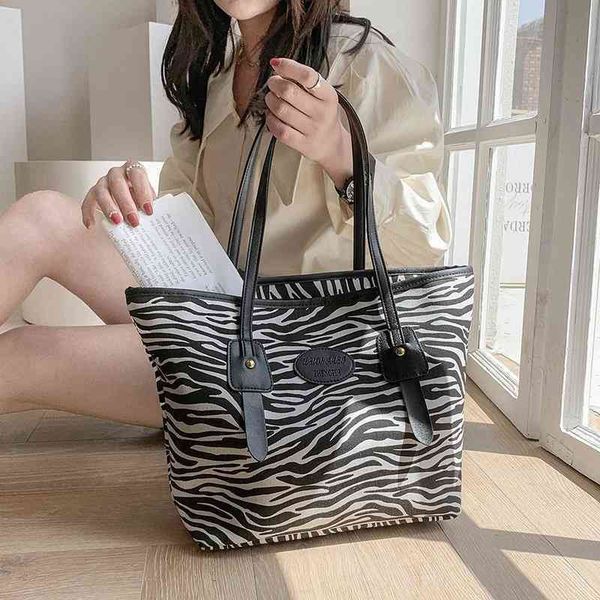 2022 factory wholesale new canvas female fashion temperament commuter bag tot college student class single shoulder large capacity bag
2022 factory wholesale new canvas female fashion temperament commuter bag tot college student class single shoulder large capacity bag