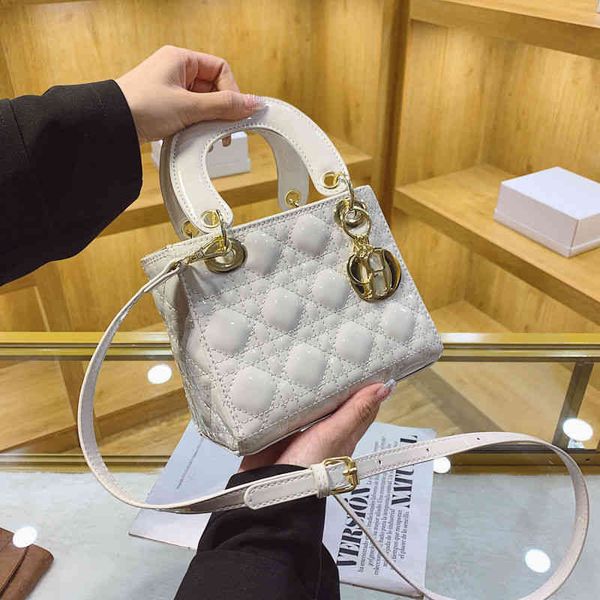female 2022 new high-grade texture diana bag small fragrance fashion versatile one shoulder messenger bag luxury designer
female 2022 new high-grade texture diana bag small fragrance fashion versatile one shoulder messenger bag luxury designer