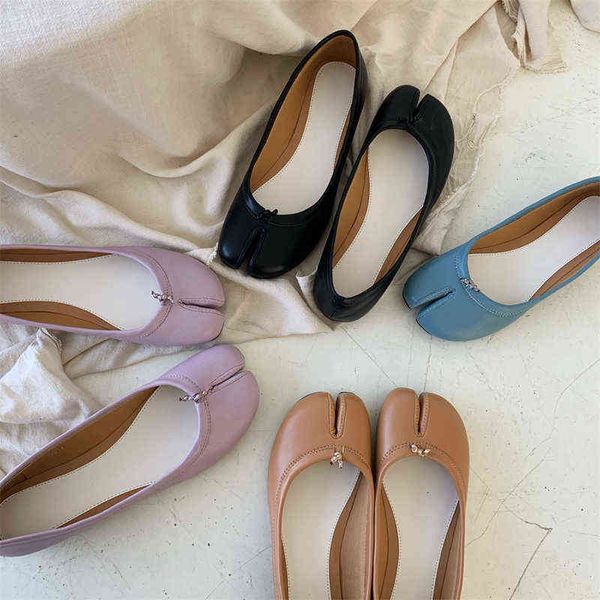 dress shoes 2022 spring woman split pig toe slip on loafers ladies flat brand designer boat moccasinas zapatos mujer 220506, Black
dress shoes 2022 spring woman split pig toe slip on loafers ladies flat brand designer boat moccasinas zapatos mujer 220506, Black