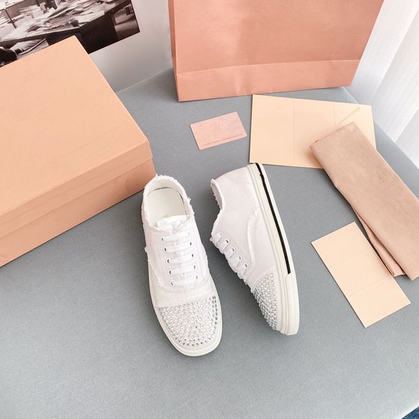 2022 designer new spring women sandals flat heel simple comfortable and breathable sneaker crystal decoration white black blue colors
2022 designer new spring women sandals flat heel simple comfortable and breathable sneaker crystal decoration white black blue colors