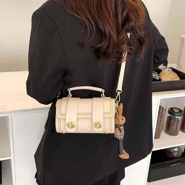 fashionable pillow bag simple buckle shoulder diagonal women's 2022 new portable texture 2022 trendy fashion design ladies sachet
fashionable pillow bag simple buckle shoulder diagonal women's 2022 new portable texture 2022 trendy fashion design ladies sachet