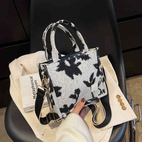2022 factory wholesale new japan south korea single shoulder messenger bag canvas bag women's new spring and summer maple leaf portable
2022 factory wholesale new japan south korea single shoulder messenger bag canvas bag women's new spring and summer maple leaf portable