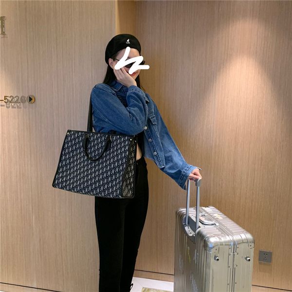 women's handbag large-capacity single-shoulder tote bag new letter embroidery canvas portable trendy commuter bags
women's handbag large-capacity single-shoulder tote bag new letter embroidery canvas portable trendy commuter bags