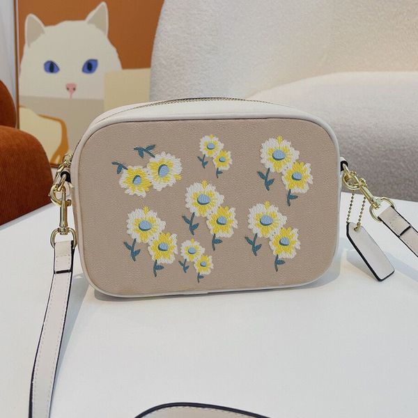 2022 brand luxury cross body bags fashion leather chrysanthemum luxuries designers women bag camera crossbody shoulder bags for womens lette
2022 brand luxury cross body bags fashion leather chrysanthemum luxuries designers women bag camera crossbody shoulder bags for womens lette