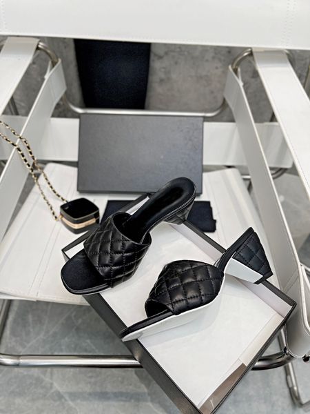 2022 lady mules lambskin sandals women summer slides designer luxury yellow white black blue red outdoor shoes high heels leather banquet sl
2022 lady mules lambskin sandals women summer slides designer luxury yellow white black blue red outdoor shoes high heels leather banquet sl