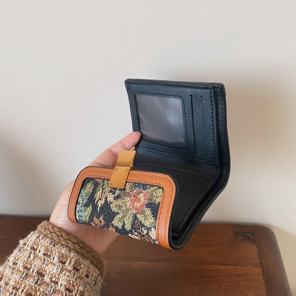 2022 korean version of the retro women's coin purse small and exquisite simple mini card bag folding small wallet short, Red;black
2022 korean version of the retro women's coin purse small and exquisite simple mini card bag folding small wallet short, Red;black