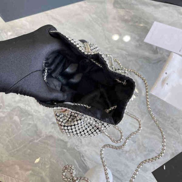 bling bling diamond tote handbags bucket shoulder bags 15x18cm women rhinestone party prom sparkly luxurious crossbody phone wallet 220627
bling bling diamond tote handbags bucket shoulder bags 15x18cm women rhinestone party prom sparkly luxurious crossbody phone wallet 220627