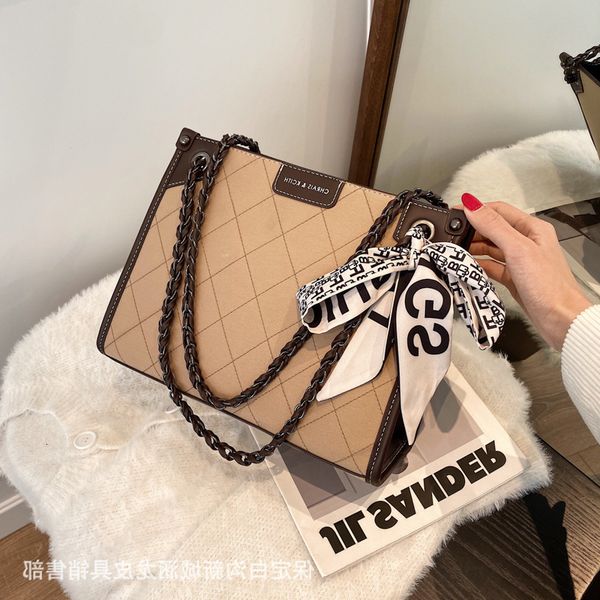 designer bags autumn and winter high-capacity women's 2022 new fashion contrast color single shoulder messenger versatile lingge chain
designer bags autumn and winter high-capacity women's 2022 new fashion contrast color single shoulder messenger versatile lingge chain