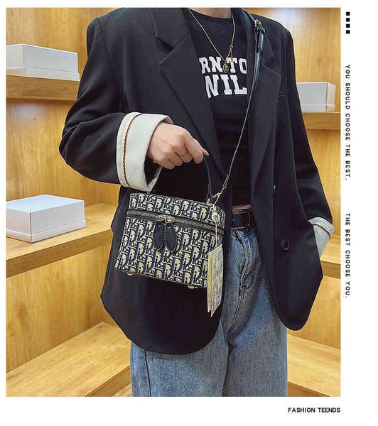 2022 new embroidery fashion single shoulder messenger bag fashion square women's bag
2022 new embroidery fashion single shoulder messenger bag fashion square women's bag