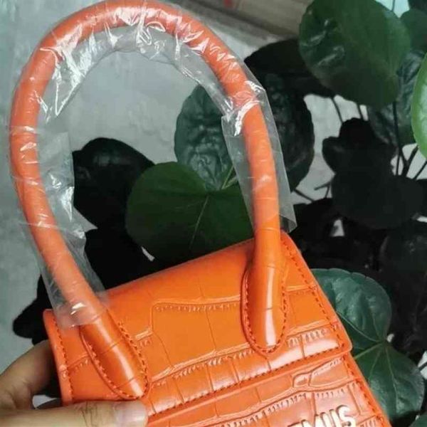 women luxurys designer handbags jacquemu new net red tang yan same mini portable oblique cross niche bodypack korean version189n
women luxurys designer handbags jacquemu new net red tang yan same mini portable oblique cross niche bodypack korean version189n