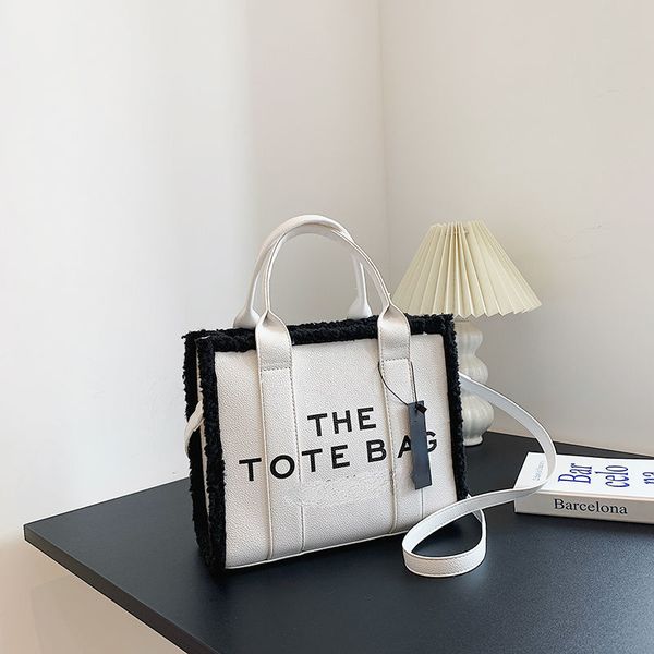 this year's popular portable tote bag 2022 new letter fashion simple single shoulder op105 slant over the fire korean women's bag
this year's popular portable tote bag 2022 new letter fashion simple single shoulder op105 slant over the fire korean women's bag