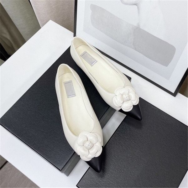 early autumn popular camellia shoes soft and comfortable all-match black and white sandals size 35-40
early autumn popular camellia shoes soft and comfortable all-match black and white sandals size 35-40