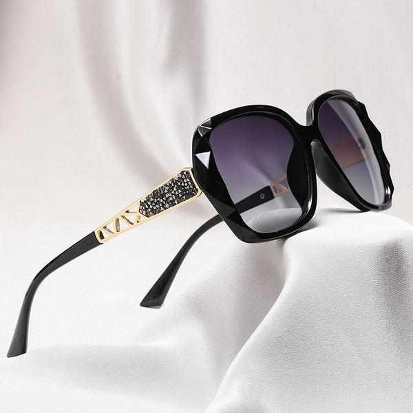 classics wholesale large frame polarized women's anti ultraviolet sunglass round glass women polarized fashion design ladies sun glasse, White;black
classics wholesale large frame polarized women's anti ultraviolet sunglass round glass women polarized fashion design ladies sun glasse, White;black
