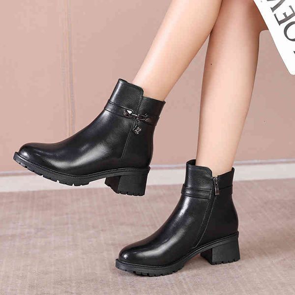 slippers middle aged mother's short boots autumn winter middle heel thick leather women's large cotton shoes plush warm beyt, Black
slippers middle aged mother's short boots autumn winter middle heel thick leather women's large cotton shoes plush warm beyt, Black