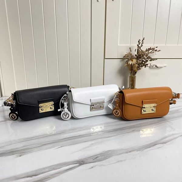 designer bags for 2022 luxury fashion show celebrity tote bag size: 24 15 6 cm color: m20393 black m20396 brown m20395 white
designer bags for 2022 luxury fashion show celebrity tote bag size: 24 15 6 cm color: m20393 black m20396 brown m20395 white