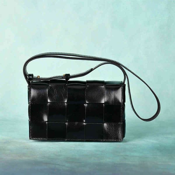 bottegas venetas oil wax cow leather woven bag one shoulder messenger head women's bags hk9l
bottegas venetas oil wax cow leather woven bag one shoulder messenger head women's bags hk9l