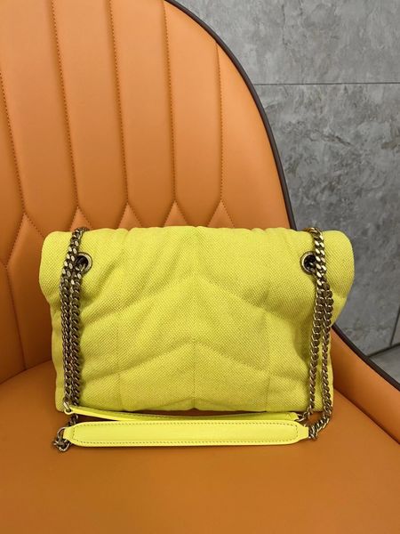 the new 2022 bag has a simple three-dimensional outline, giving a classic and elegant overall appearance. yellow, Red;black
the new 2022 bag has a simple three-dimensional outline, giving a classic and elegant overall appearance. yellow, Red;black