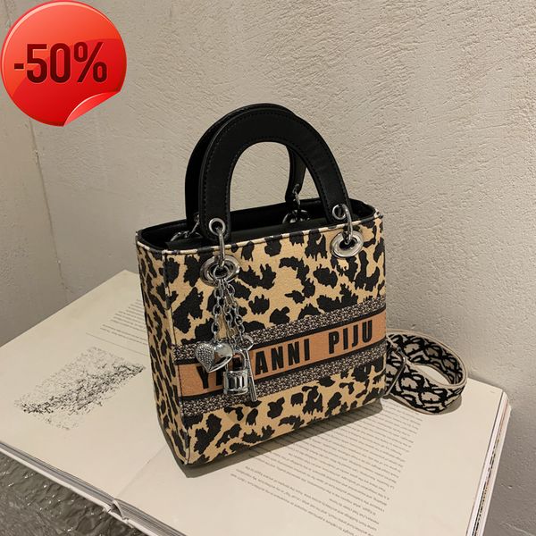 luxury designerkorean small fresh large capacity female 2022 new fashion messenger leopard canvas portable one shoulder princess bag
luxury designerkorean small fresh large capacity female 2022 new fashion messenger leopard canvas portable one shoulder princess bag