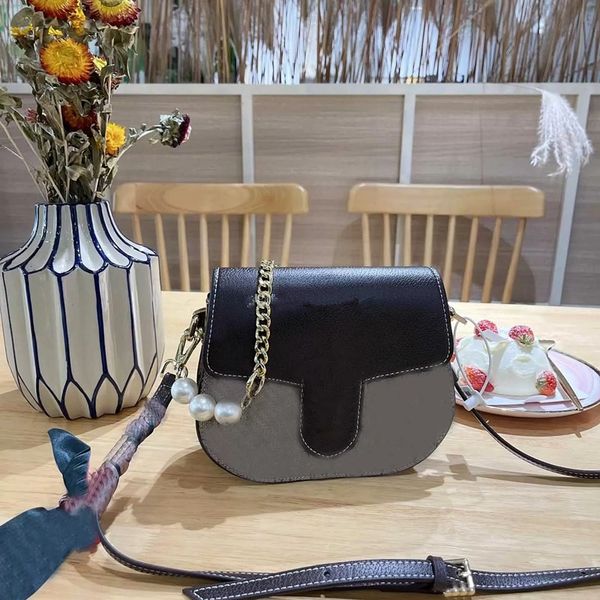 luxury designer piggy bag fashion flip metal chain urban large capacity leather splicing canvas handbag
luxury designer piggy bag fashion flip metal chain urban large capacity leather splicing canvas handbag