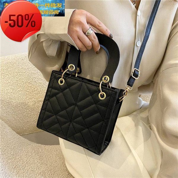 the factory directly advanced sense of foreign style women's 2022 new msenger daifei bag fashion portable trendy bag
the factory directly advanced sense of foreign style women's 2022 new msenger daifei bag fashion portable trendy bag