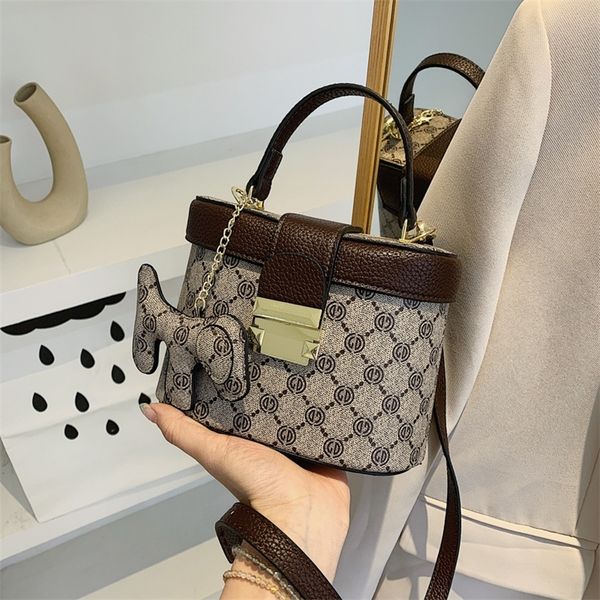 spot wholesale high sense female 2022 new korean fashion printing messenger portable small versatile one shoulder women's bag trend
spot wholesale high sense female 2022 new korean fashion printing messenger portable small versatile one shoulder women's bag trend