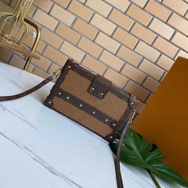 classic designer fashion style messenger bags four square mini bag embossed old flower metal box small cosmetic
classic designer fashion style messenger bags four square mini bag embossed old flower metal box small cosmetic