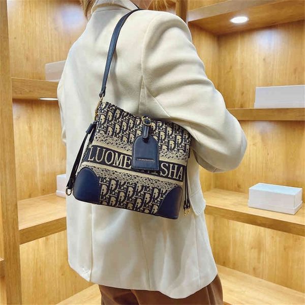 68% off 60% off new style personality trend single shoulder large capacity portable princess of wales bag fashion diagonal bag female
68% off 60% off new style personality trend single shoulder large capacity portable princess of wales bag fashion diagonal bag female