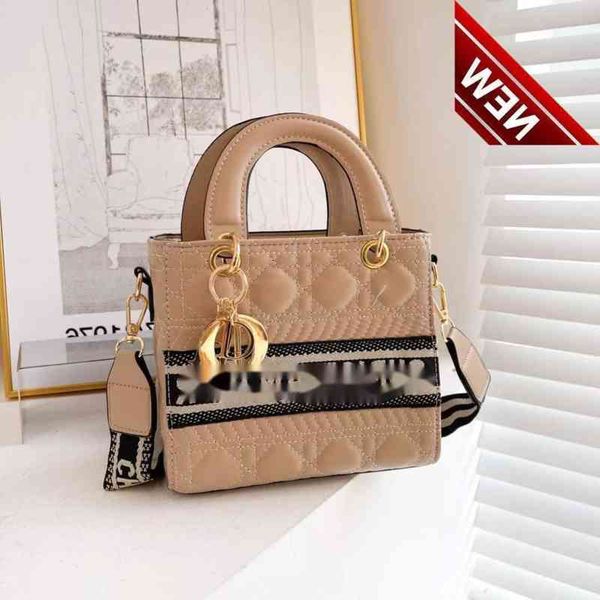 50% off discount temperament foreign style trend d-shaped princs bag 2022 new lingge xiangfeng portable msenger bag female student purses la 
50% off discount temperament foreign style trend d-shaped princs bag 2022 new lingge xiangfeng portable msenger bag female student purses la