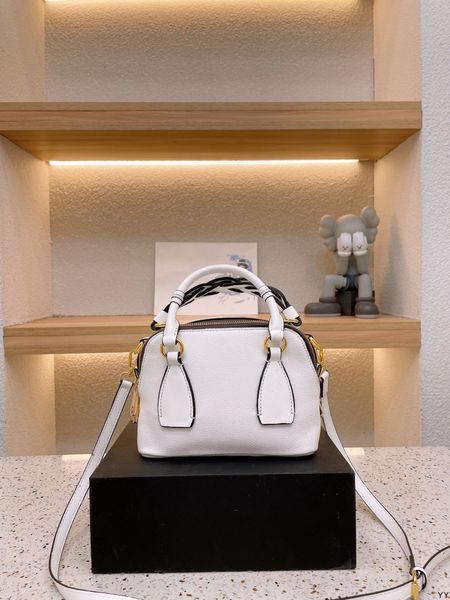 luxury messenger bag women designer cross leisure bag texture metal buckle handle exquisite retrowholesale handbags lady
luxury messenger bag women designer cross leisure bag texture metal buckle handle exquisite retrowholesale handbags lady