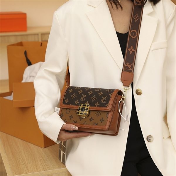 wholesale new printed small square women's fashion one messenger versatile commuter flip buckle design purses online
wholesale new printed small square women's fashion one messenger versatile commuter flip buckle design purses online