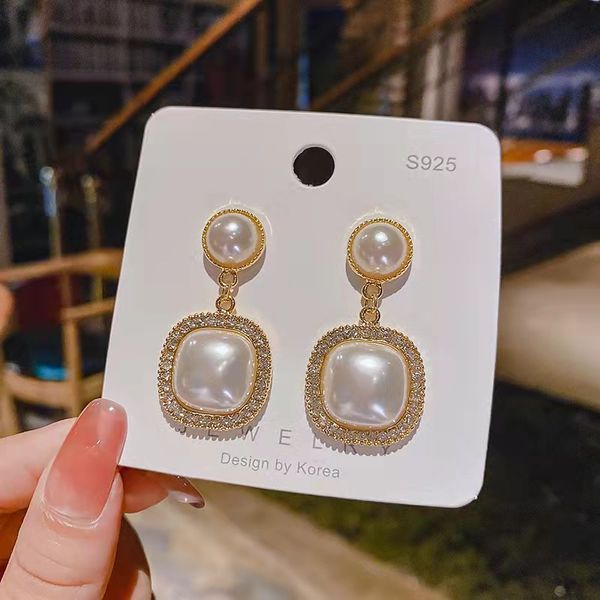 light luxury high-end pearl stud personality simple cold wind geometric earrings ins temperament niche design earrings, Golden;silver
light luxury high-end pearl stud personality simple cold wind geometric earrings ins temperament niche design earrings, Golden;silver
