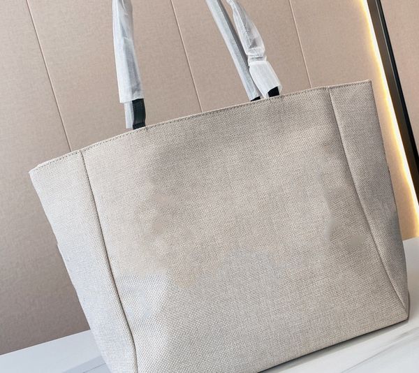 selling neutral style canvas fabric design beach bag square bag very atmospheric classic shopping
selling neutral style canvas fabric design beach bag square bag very atmospheric classic shopping