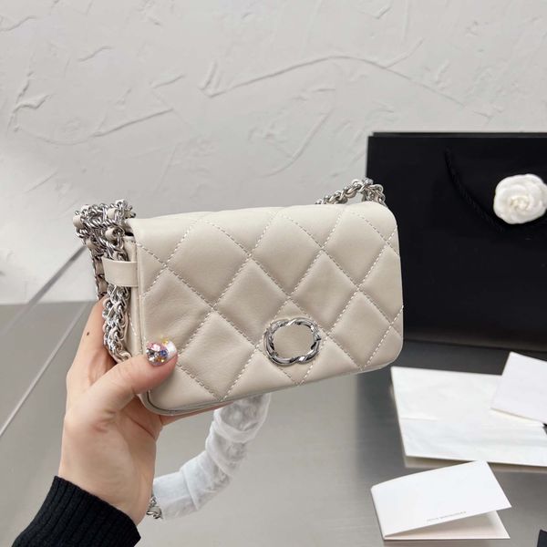 luxury designer fashion shoulder bag ladies premium quality leather chain design hand holding retro temperament versatile low-key messenger
luxury designer fashion shoulder bag ladies premium quality leather chain design hand holding retro temperament versatile low-key messenger