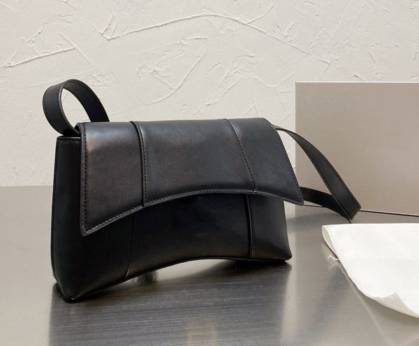 paris senior designer women's hourglass shoulder bag walking show high end fashion swept the world simple atmosphere
paris senior designer women's hourglass shoulder bag walking show high end fashion swept the world simple atmosphere
