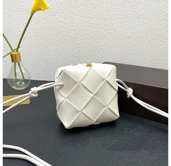 cassette diagonal cross body bag with classic woven elements lady retro fashionable handbag item8855# girl small size bags 17x17x11cm
cassette diagonal cross body bag with classic woven elements lady retro fashionable handbag item8855# girl small size bags 17x17x11cm