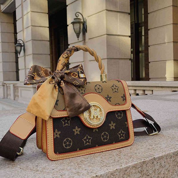 2022 factory wholesale new light luxury diamond studded school bag women's high-level sense of going out foreign style hand printed sin
2022 factory wholesale new light luxury diamond studded school bag women's high-level sense of going out foreign style hand printed sin