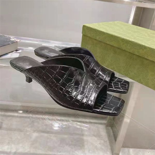 classic summer women shoes black and white open toe slippers casual low heel leather sandals with box size 35-41
classic summer women shoes black and white open toe slippers casual low heel leather sandals with box size 35-41
