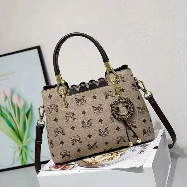 designer bags french brand women's handbag 2022 new fashion simple large capacity portable single shoulder messenger bag
designer bags french brand women's handbag 2022 new fashion simple large capacity portable single shoulder messenger bag