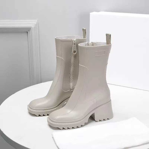 2022 fashion luxury brand rain boots women's rain boots british style waterproof welly rubber, Black
2022 fashion luxury brand rain boots women's rain boots british style waterproof welly rubber, Black